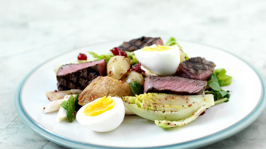 Grillet dansk Salade Nicoise med kalvefilet