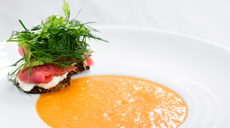 Gulerodssuppe med peberrod, rosenkål og rimmet ungkvægkød