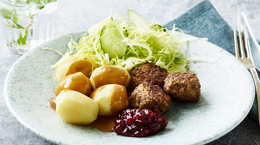 Svenske kødboller med kartofler, tyttebær og råkostsalat