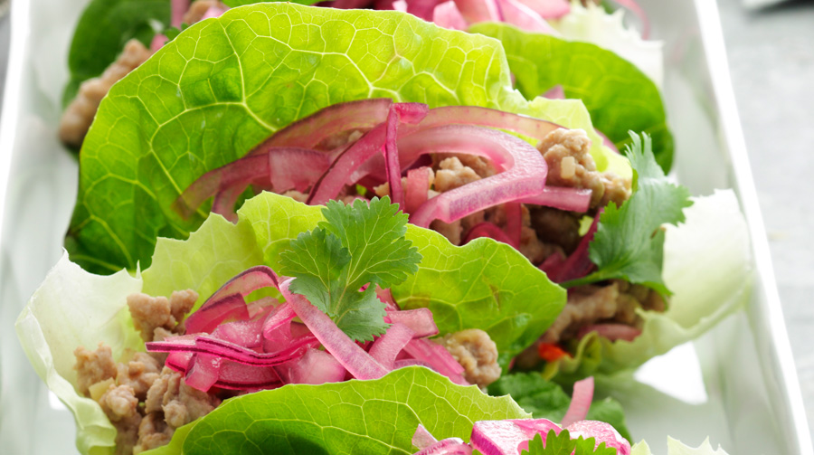 Svinekøds-salat med lime og mynte i salatblade