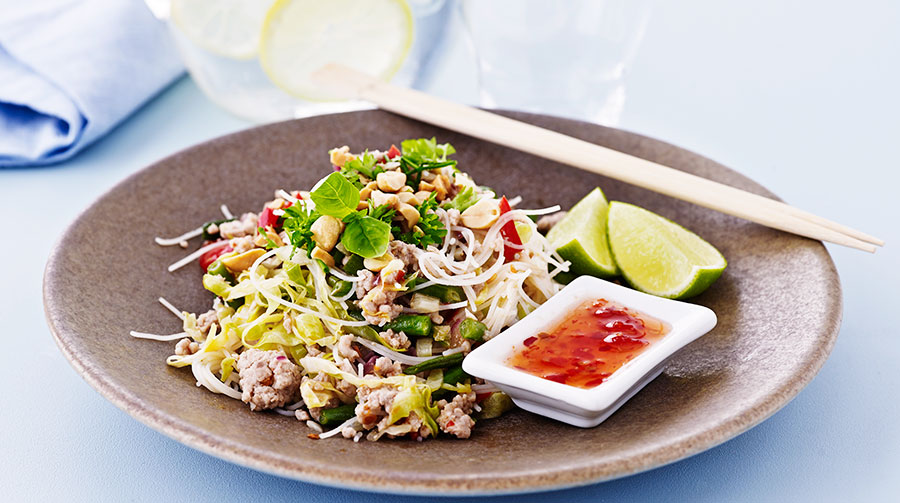 Thailandsk risnudelsalat med hakket kød