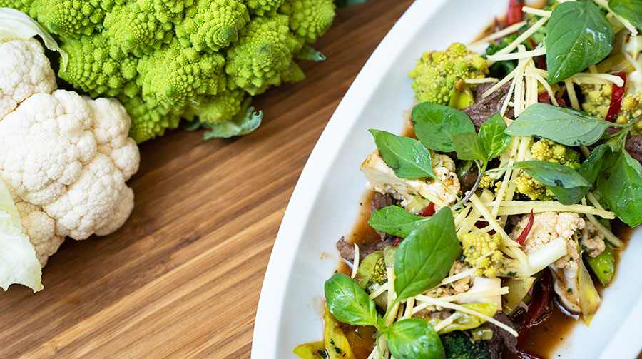 Wok med okseinderlår, blomkål, broccoli, romanescokål, porre og basilikum 
