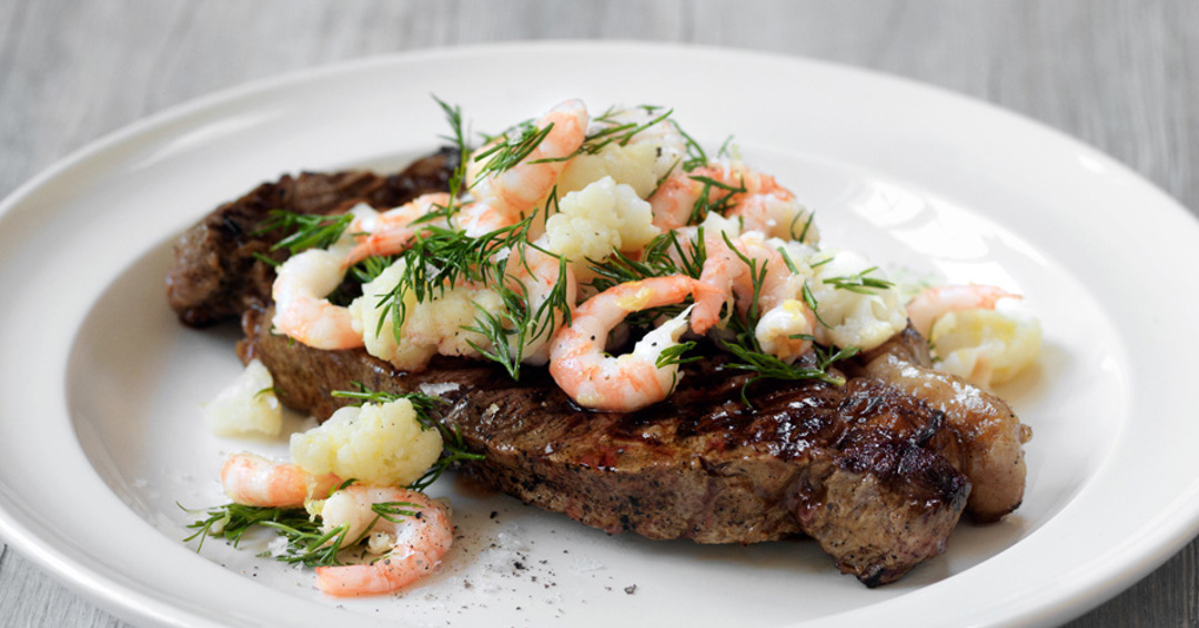 Grillet bøf af oksefilet med blomkål og rejer
